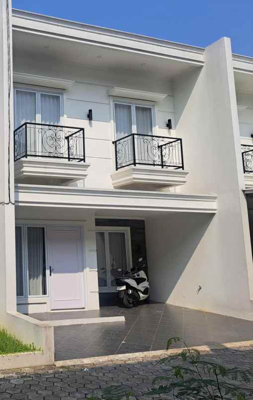 over kredit 100jt rumah 2 lantai dekat gdc depok