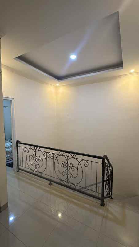 over kredit 100jt rumah 2 lantai dekat gdc depok