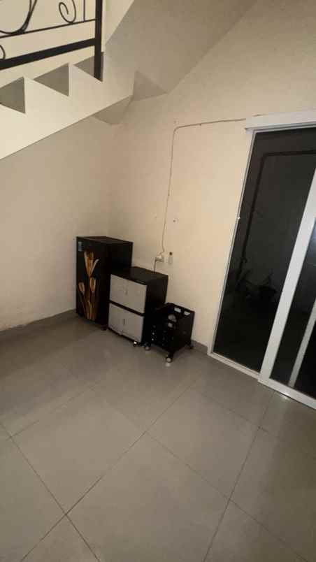 over kredit 100jt rumah 2 lantai dekat gdc depok