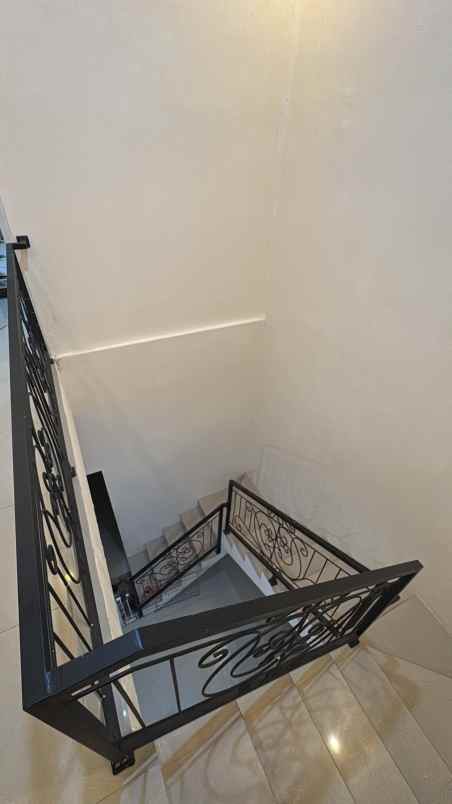 over kredit 100jt rumah 2 lantai dekat gdc depok