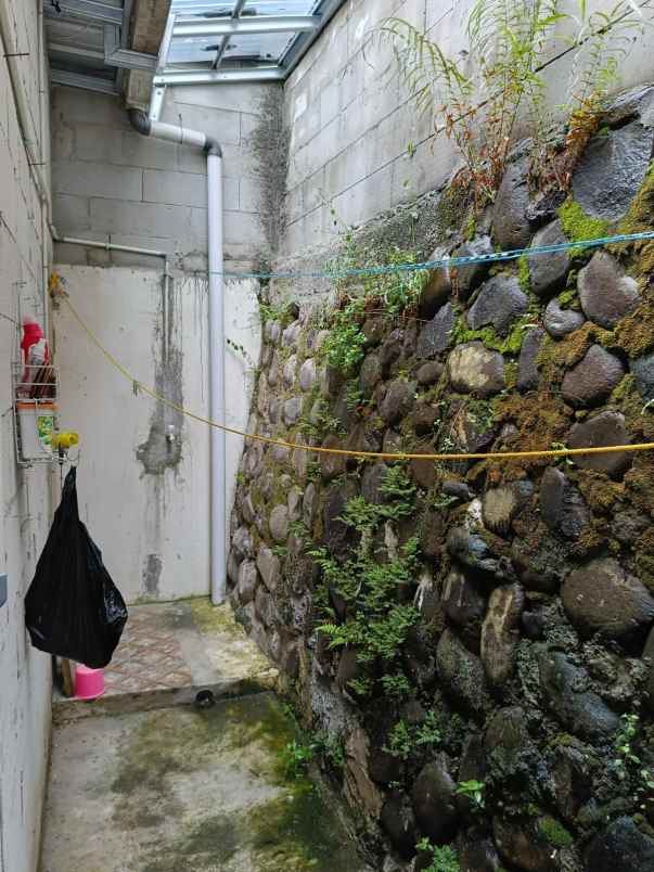 over kredit 75jt rumah 2 lantai di tapos depok