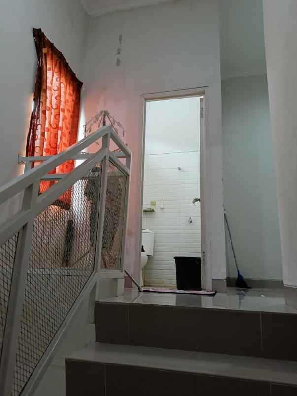 over kredit 75jt rumah 2 lantai di tapos depok