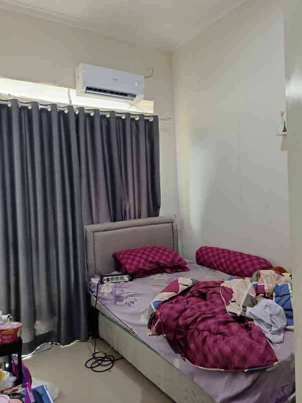 over kredit 75jt rumah 2 lantai di tapos depok