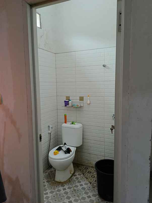 over kredit 75jt rumah 2 lantai di tapos depok