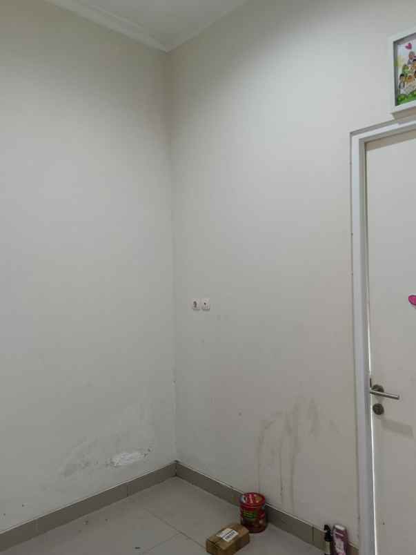 over kredit 75jt rumah 2 lantai di tapos depok