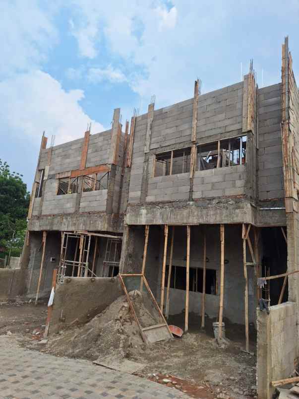 rumah 2 lantai di limo dekat ke stasiun depok