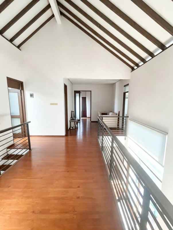 rumah 2 lantai di pondok kelapa 4 kt 4 km lt 140 m shm