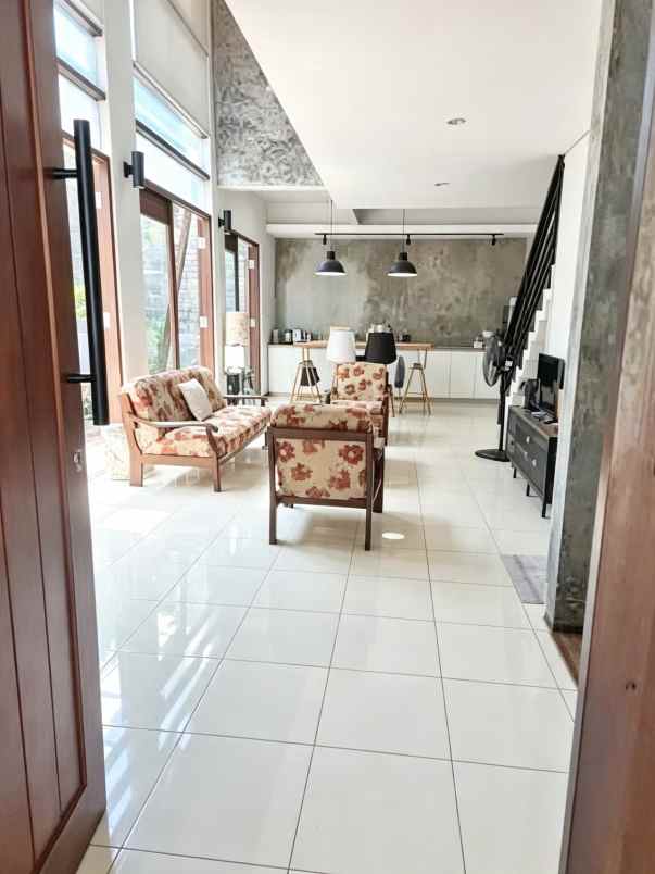 rumah 2 lantai di pondok kelapa 4 kt 4 km lt 140 m shm