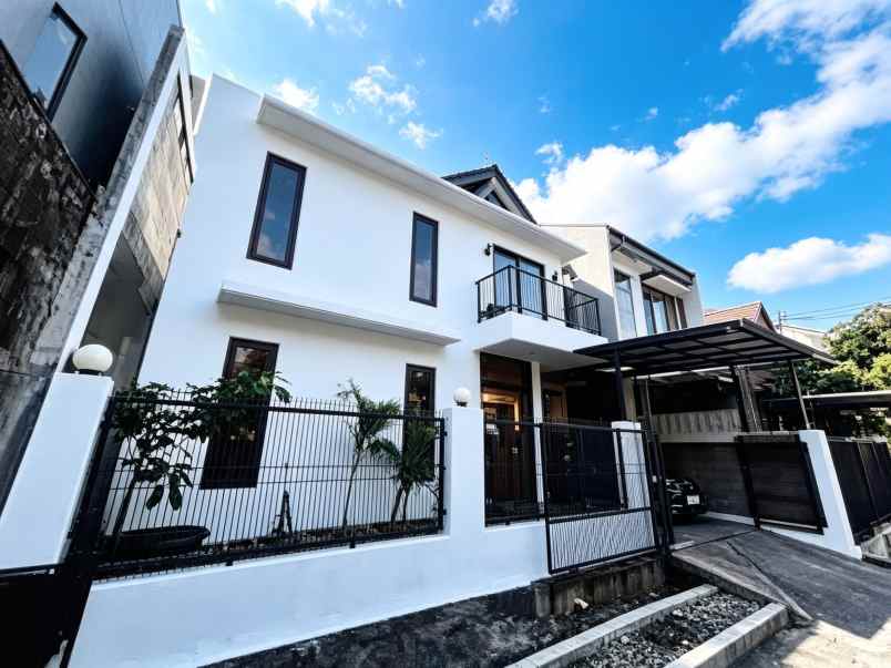 rumah 2 lantai di pondok kelapa 4 kt 4 km lt 140 m shm