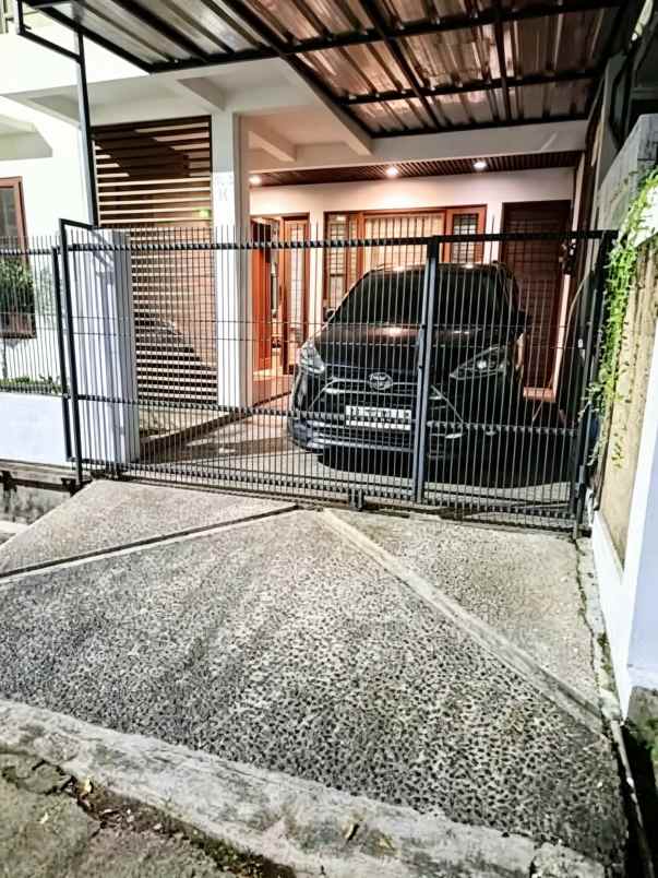 rumah 2 lantai di pondok kelapa 4 kt 4 km lt 140 m shm