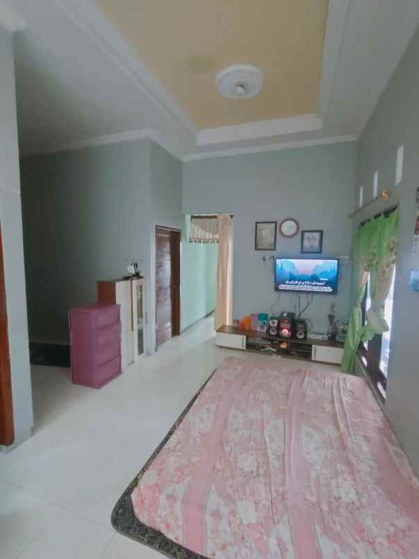 rumah 2 lantai strategis di tengah kota garasi 2 mobil