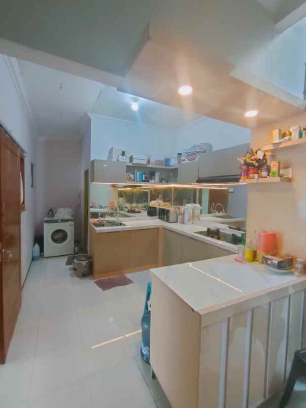 rumah 2 lantai strategis di tengah kota garasi 2 mobil