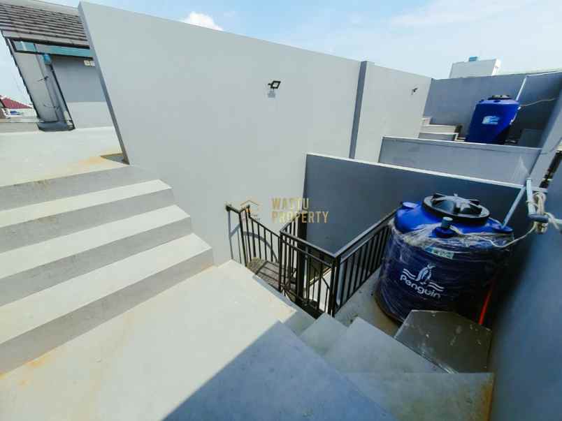 rumah 3 lantai di dalam cluster pintu tol brigif