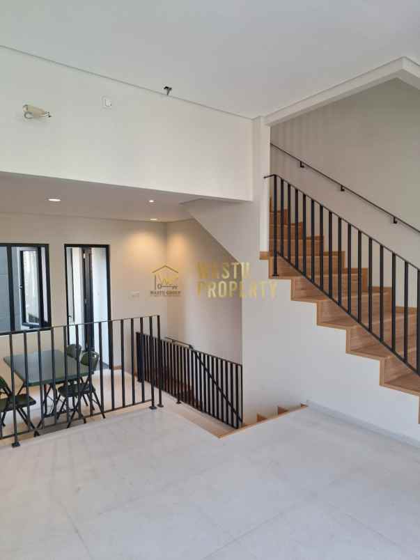 rumah 3 lantai di dalam cluster pintu tol brigif