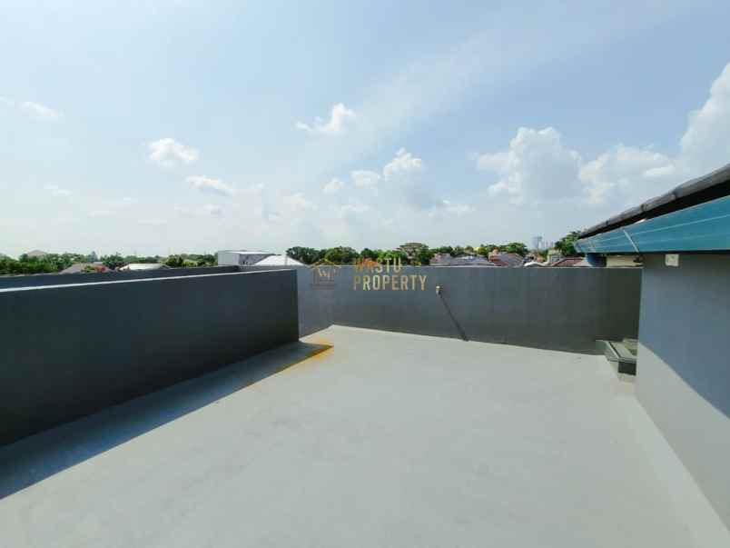 rumah 3 lantai di dalam cluster pintu tol brigif