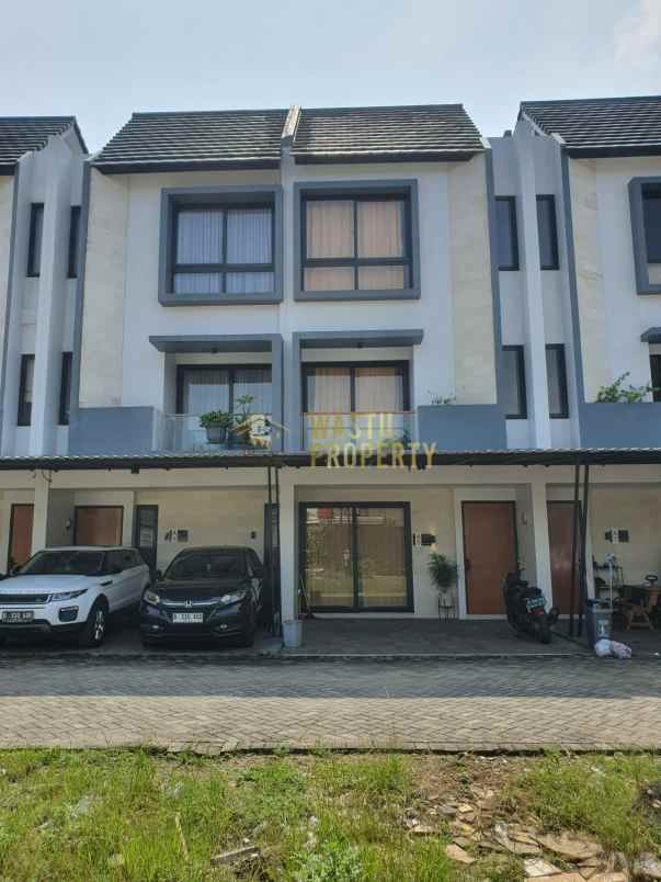 rumah 3 lantai di dalam cluster pintu tol brigif