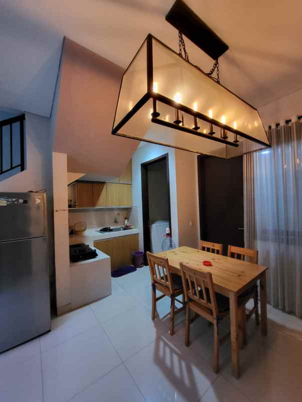 rumah 3 lantai di regent town bsd city
