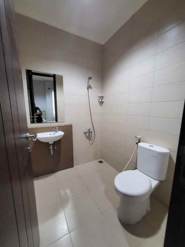 rumah 3 lantai di regent town bsd city