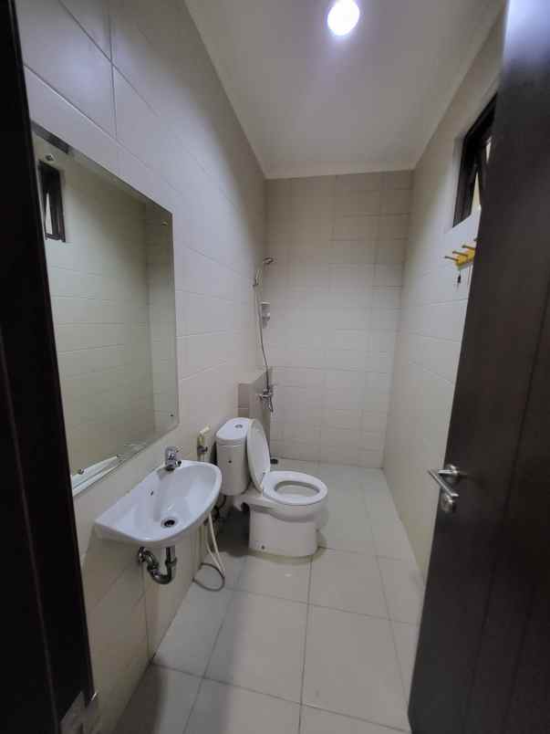 rumah 3 lantai di regent town bsd city