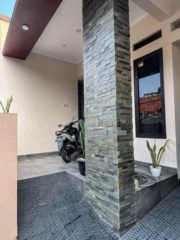 rumah 3 lantai non komplek di ciledug tangerang