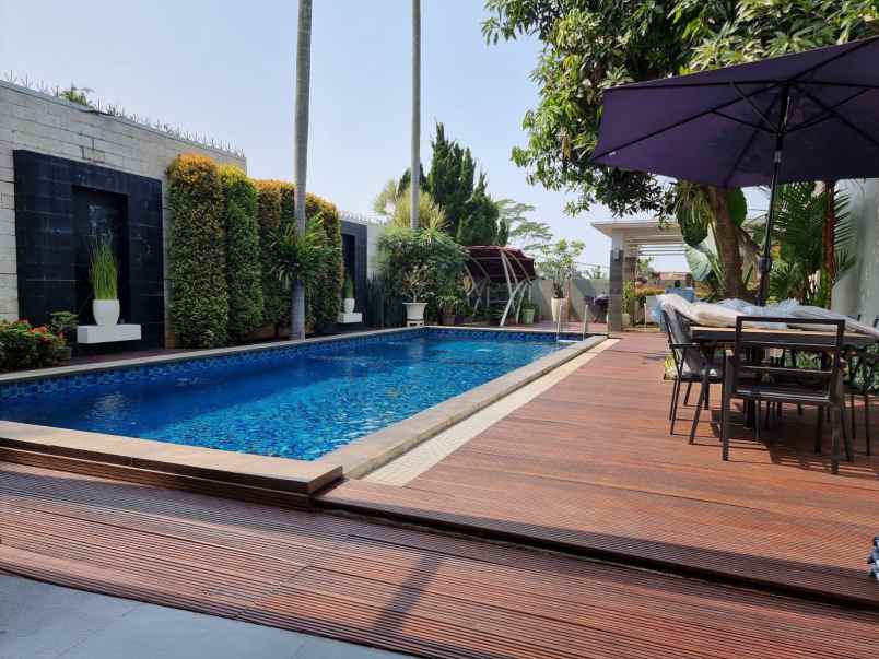 rumah banyumanik dengan private pool