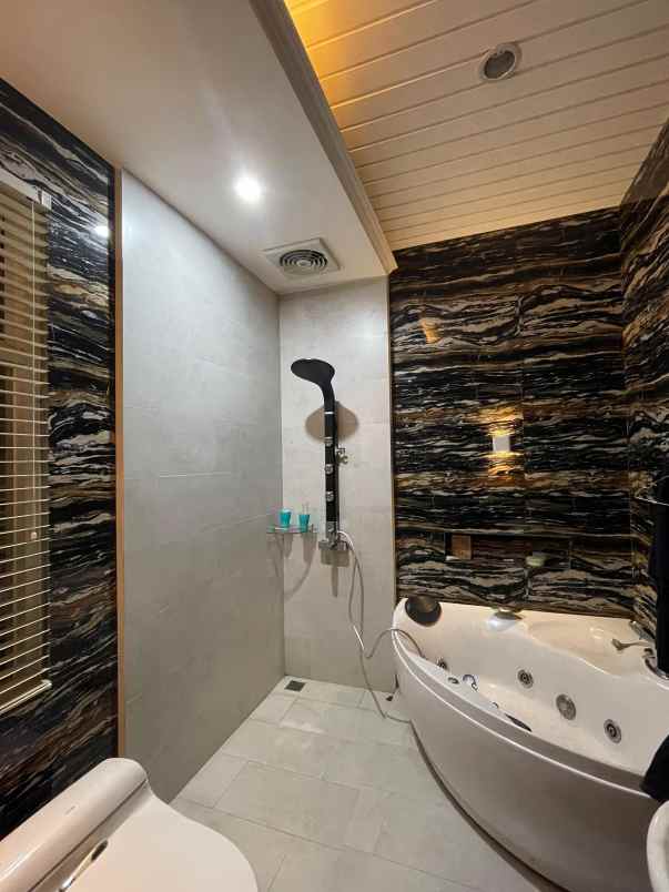 rumah banyumanik dengan private pool