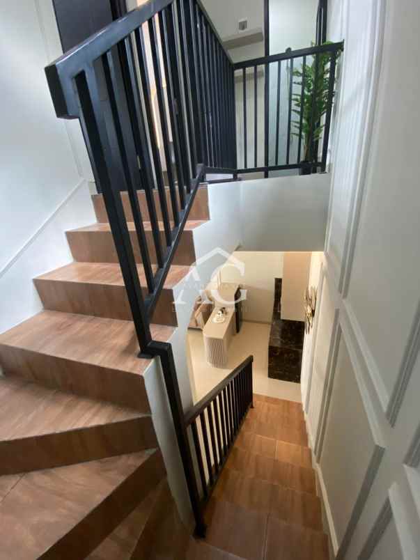 rumah baru 2 lantai di cemorokandang malang