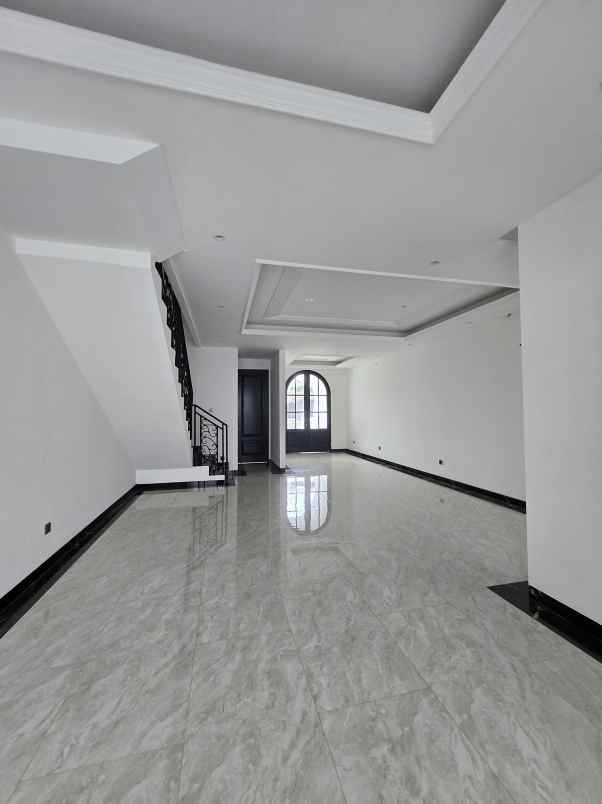 rumah baru dgn private pool di jagakarsa