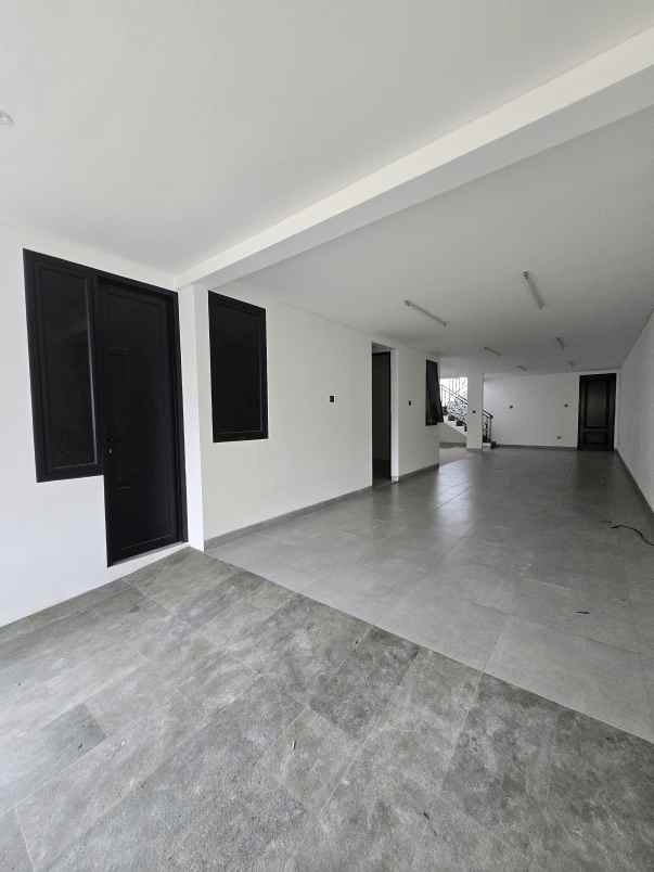 rumah baru dgn private pool di jagakarsa