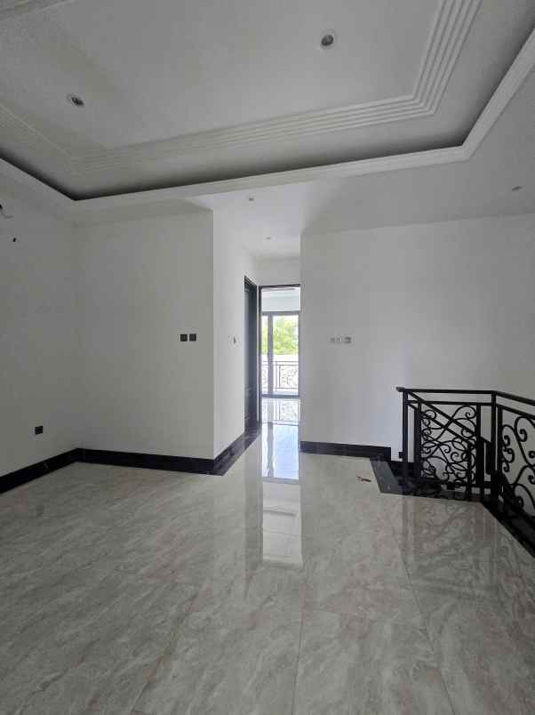 rumah baru dgn private pool di jagakarsa