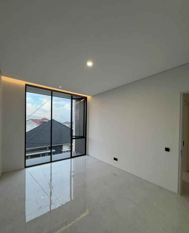 rumah baru minimalis di manyar kertoadi