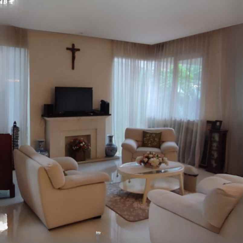 rumah cantik 2 lantai di simpang darmo permai