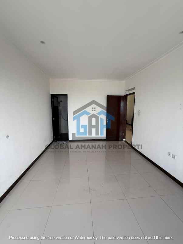 rumah cantik komplek cihanjuang dibawah harga pasaran