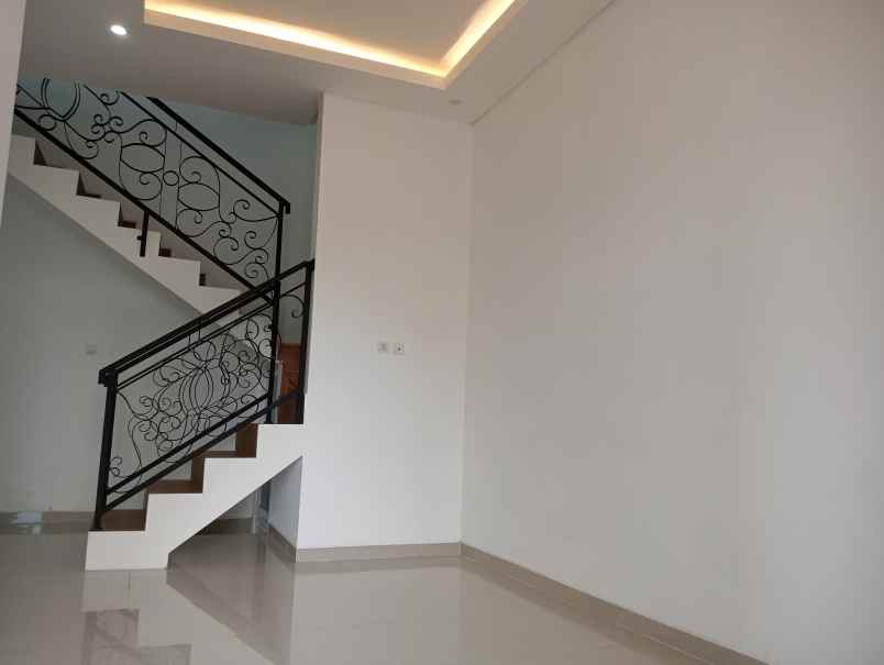rumah exclusive 2 lantai villa amarilis beji depok