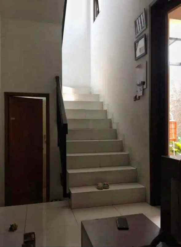 rumah hook 2 lantai di kapling ptb menceng jkt barat