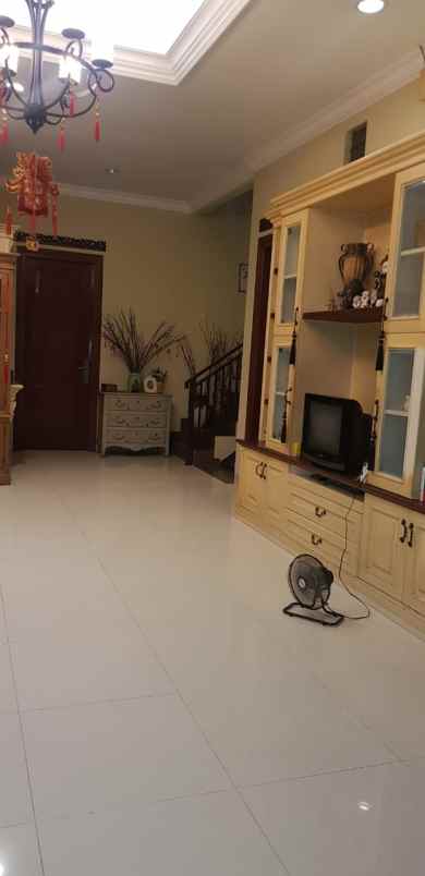 rumah mewah di jl mokmer jakarta pusat