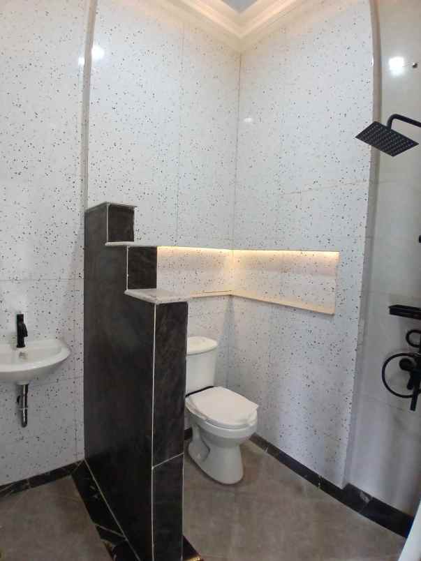 rumah minimalis 2 lantai siap huni di tanah baru depok