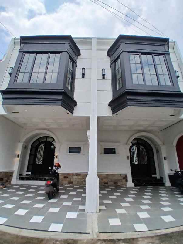 rumah minimalis 2 lantai siap huni di tanah baru depok
