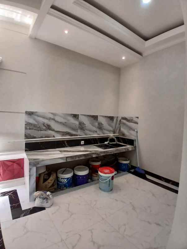 rumah minimalis 2 lantai siap huni di tanah baru depok