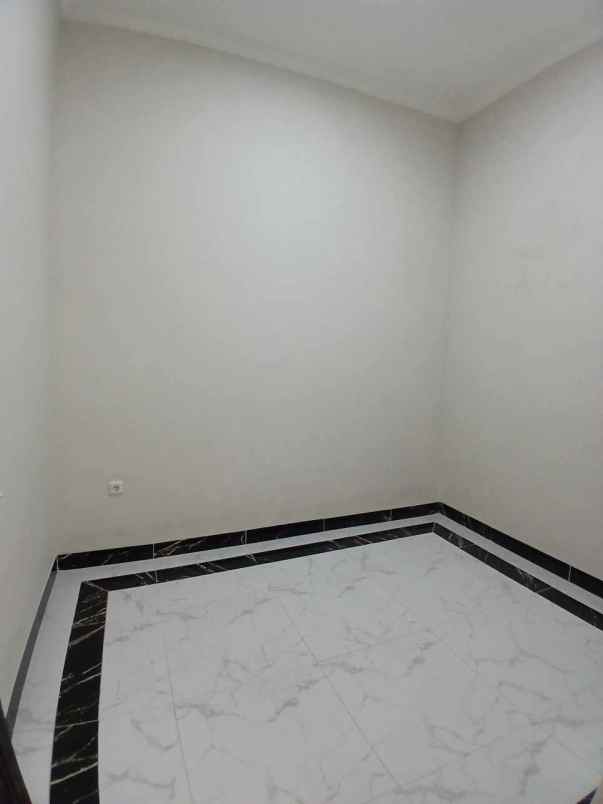 rumah minimalis 2 lantai siap huni di tanah baru depok