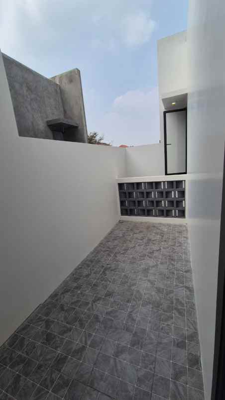 rumah modern kontemporer di kavling dki jagakarsa