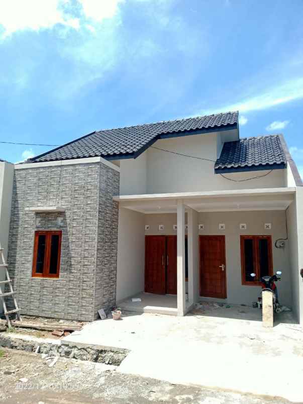 rumah murah di depan kelurahan laban mojolaban