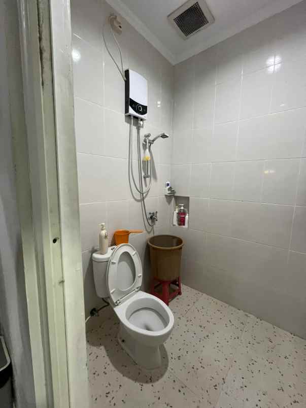 rumah rapi terawat di pulogebang permai jakarta timur