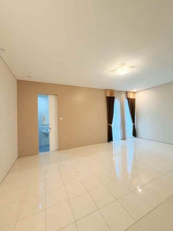 rumah royal residence 2 lantai 2 carport hadap selatan