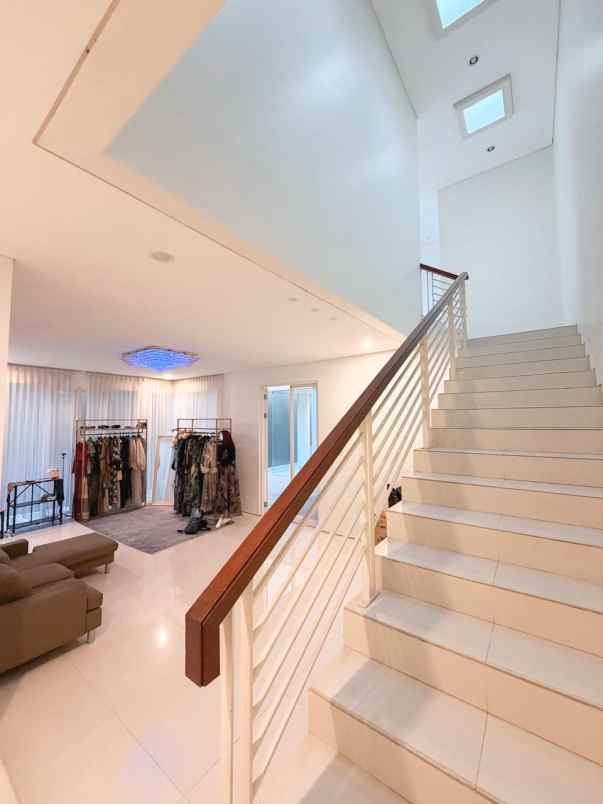 rumah royal residence 2 lantai 2 carport hadap selatan