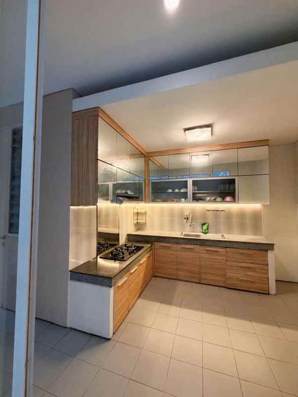 rumah royal residence 2 lantai 2 carport hadap selatan