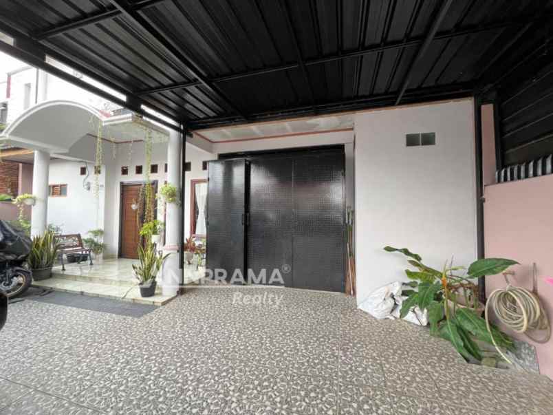 rumah siap huni lahan luas asri di depok 2