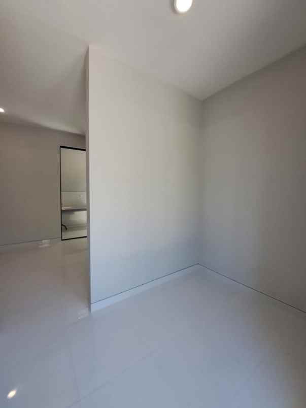 rumah timur di florence pakuwon city new minimalis