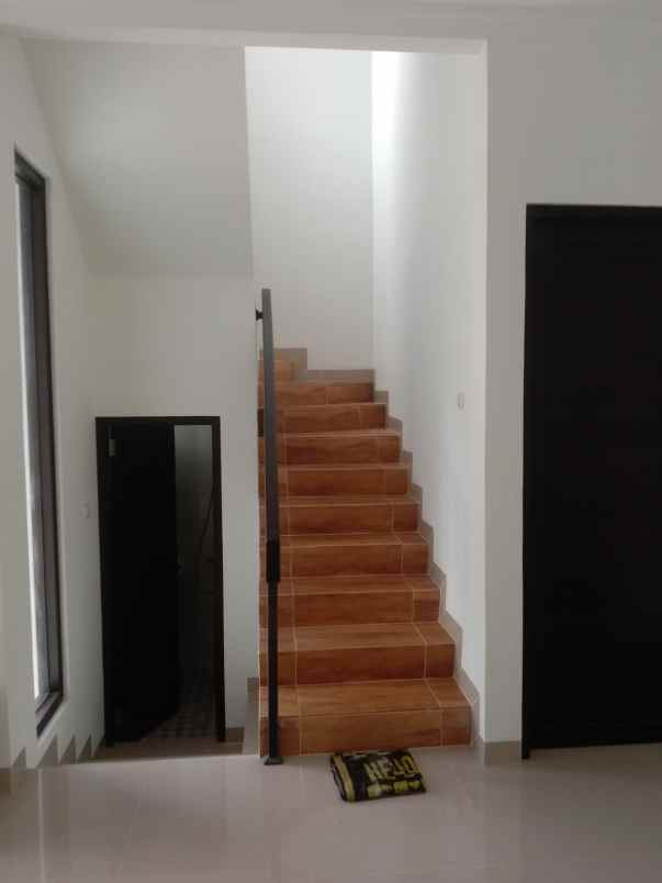 rumah townhouse 2 lantai terbaik dekat jl wibawa mukti