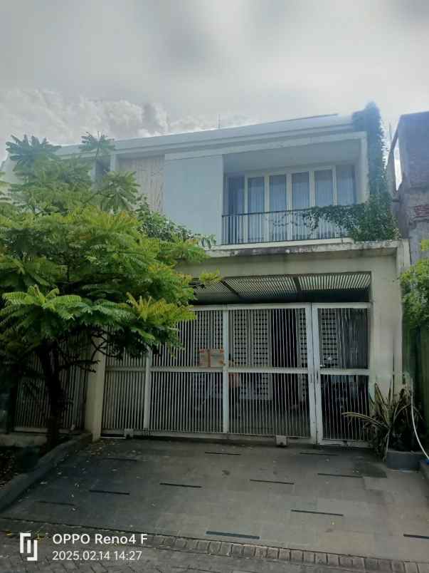 rumah villa royal pakuwon city